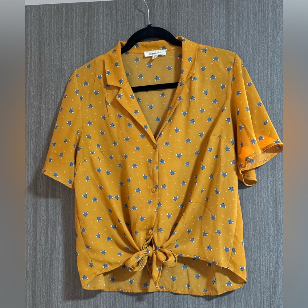 Cute, flowy blouse with geometric foxes